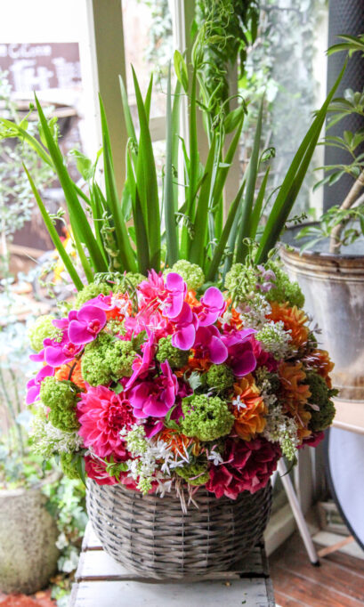 おしゃれな花と植物を使ったフラワーアレンジメントのアイキャッチ画像